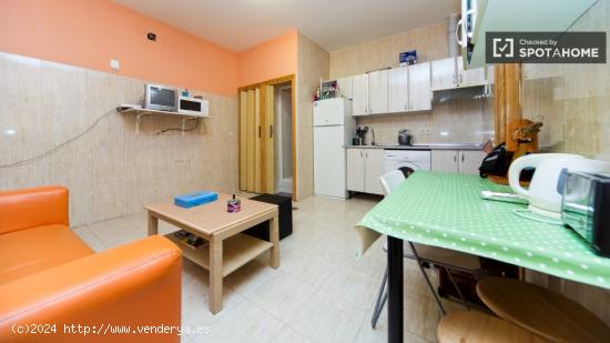 Amplia habitación en apartamento de 5 habitaciones con escritorio, Chueca - MADRID