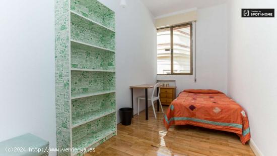  Habitación amueblada con ventana con vistas a la calle en piso compartido, Puerta del Sol - MADRID 