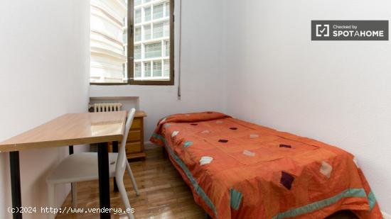 Habitación amueblada con ventana con vistas a la calle en piso compartido, Puerta del Sol - MADRID