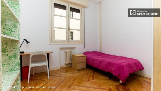 Habitación amueblada con ventana con vistas al patio interior en un piso compartido, Puerta del Sol