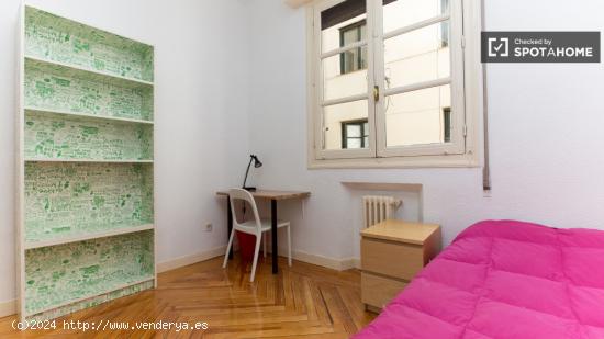 Habitación amueblada con ventana con vistas al patio interior en un piso compartido, Puerta del Sol