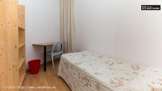  Habitación amueblada con ventana con vistas al patio interior en un piso compartido, Puerta del Sol 