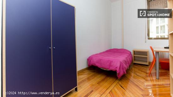 Amplia habitación con llave propia en piso compartido, Puerta del Sol - MADRID