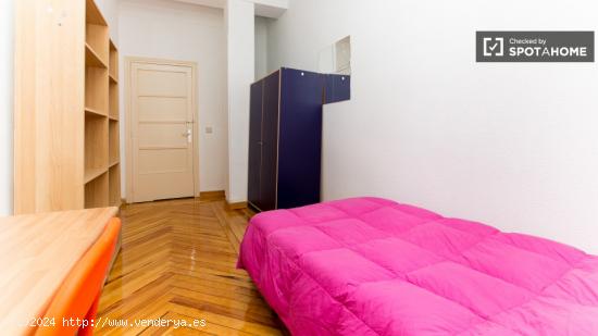 Amplia habitación con llave propia en piso compartido, Puerta del Sol - MADRID