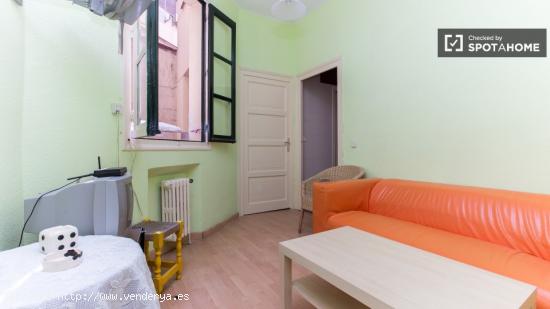 Amplia habitación con llave propia en piso compartido, Puerta del Sol - MADRID