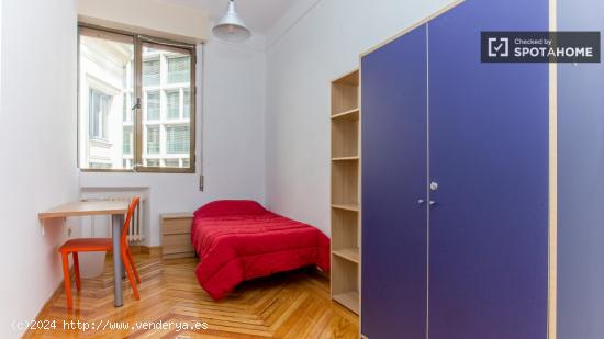 Habitación enorme con escritorio en piso compartido, Puerta del Sol - MADRID