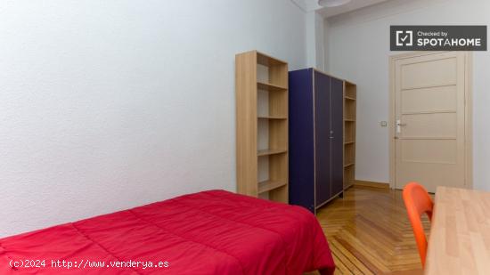 Habitación enorme con escritorio en piso compartido, Puerta del Sol - MADRID