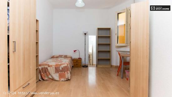  Habitación grande con ventana con vistas a un patio interior en piso compartido, Puerta del Sol - M 