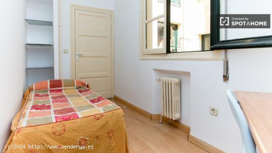 Espaciosa habitación con ventana con vistas a un patio interior en piso compartido, Puerta del Sol 