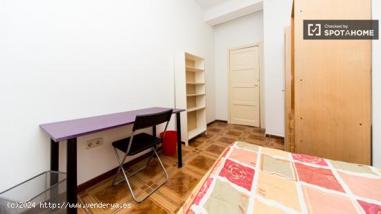 Gran habitación con escritorio en piso compartido, Puerta del Sol - MADRID