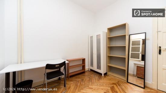 Amplia habitación con escritorio en el departamento compartido, Puerta del Sol - MADRID