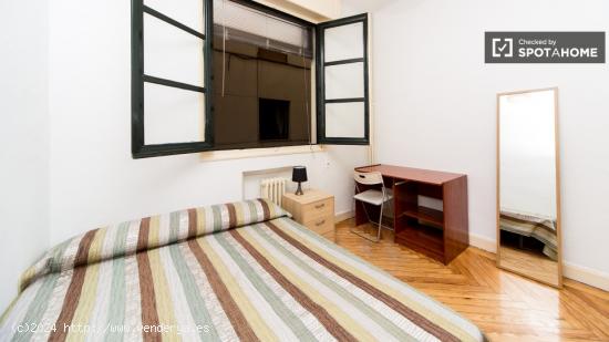 Enorme habitación con estantería en piso compartido, Puerta del Sol - MADRID