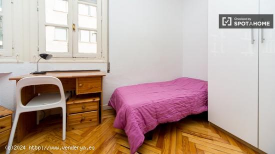 Amplia habitación con parejas permitidas en piso compartido, Chueca - MADRID