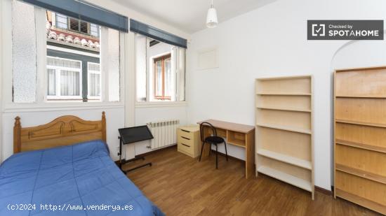 Amplia habitación con escritorio en apartamento de 9 habitaciones, Malasaña - Sólo mujeres - MADR