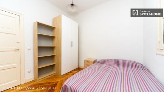 Habitación equipada con cómoda en un apartamento de 9 dormitorios, Malasaña - MADRID