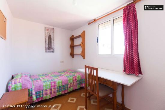  Hermosa habitación con escritorio en un apartamento de 12 habitaciones - GRANADA 