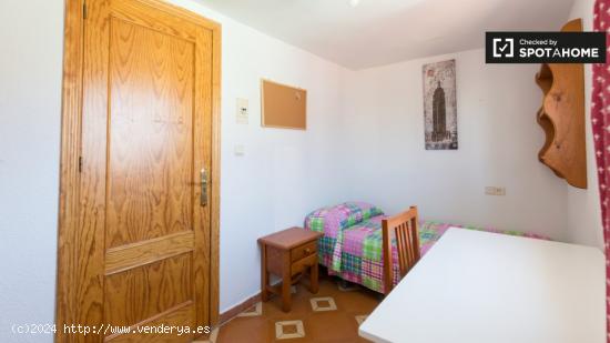 Hermosa habitación con escritorio en un apartamento de 12 habitaciones - GRANADA