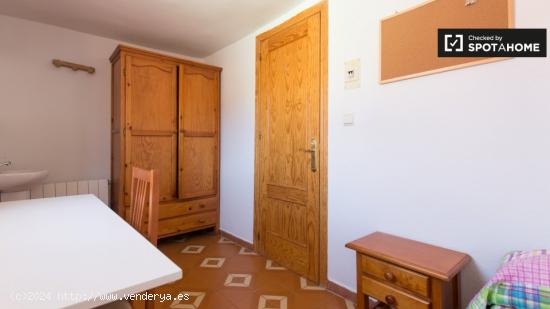 Hermosa habitación con escritorio en un apartamento de 12 habitaciones - GRANADA