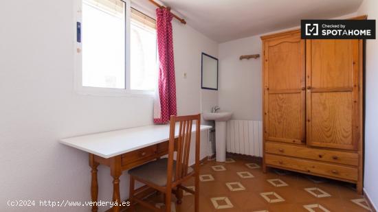 Hermosa habitación con escritorio en un apartamento de 12 habitaciones - GRANADA