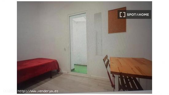 ¡Habitaciones en alquiler en piso de 5 habitaciones en Valencia! - VALENCIA