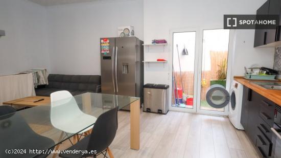 ¡Habitaciones en alquiler en piso de 5 habitaciones en Valencia! - VALENCIA