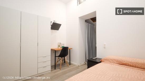 ¡Habitaciones en alquiler en piso de 5 habitaciones en Valencia! - VALENCIA