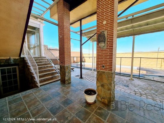 EN ALQUILER PISO DUPLEX CON TERRAZA Y PISCINA EN VILLANUEVA DE LA CAÑADA, (MADRID).