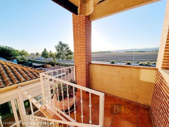 EN ALQUILER PISO DUPLEX CON TERRAZA Y PISCINA EN VILLANUEVA DE LA CAÑADA, (MADRID).