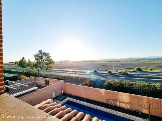 EN ALQUILER PISO DUPLEX CON TERRAZA Y PISCINA EN VILLANUEVA DE LA CAÑADA, (MADRID).