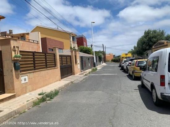 Vivienda unifamiliar adosado de tres plantas situada en Montaña Las Palmas. Telde - LAS PALMAS