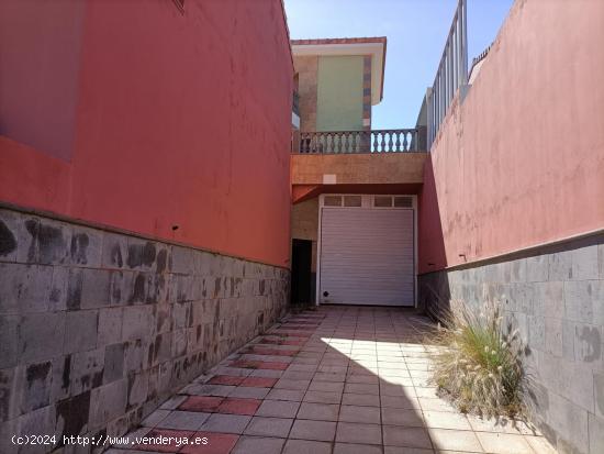 Vivienda unifamiliar adosado de tres plantas situada en Montaña Las Palmas. Telde - LAS PALMAS