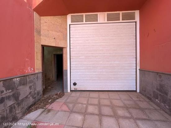 Vivienda unifamiliar adosado de tres plantas situada en Montaña Las Palmas. Telde - LAS PALMAS