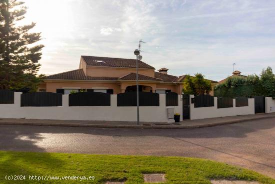  CHALET EN LA URBANIZACIÓN LAS LOMAS - BADAJOZ 