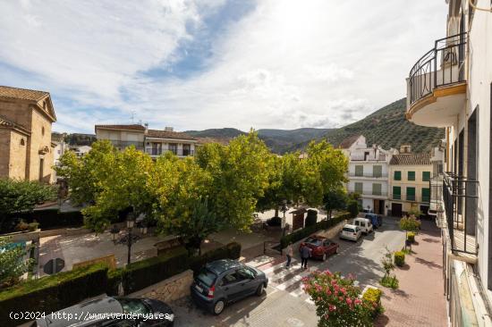 Espectacular casa en la plaza más importante de Algarinejo - GRANADA