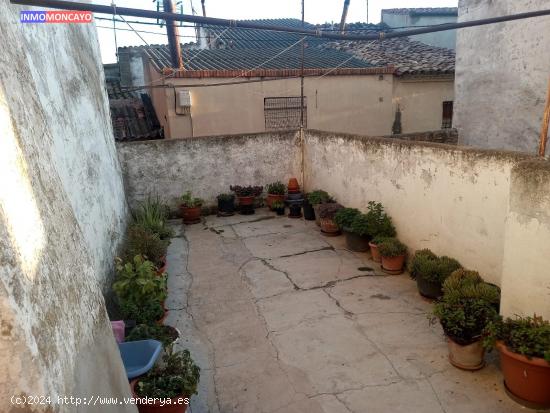 Se vende casa en San Miguel con patio y terraza - ZARAGOZA