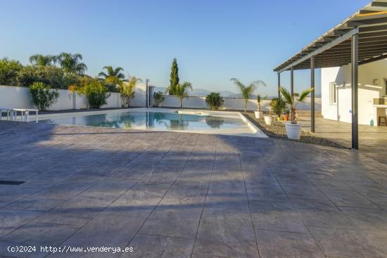  Moderno chalet, con piscina, zona de barbacoa y garaje en Urbanización cerca del pueblo - MALAGA 