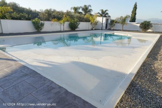 Moderno chalet, con piscina, zona de barbacoa y garaje en Urbanización cerca del pueblo - MALAGA