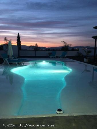 Moderno chalet, con piscina, zona de barbacoa y garaje en Urbanización cerca del pueblo - MALAGA