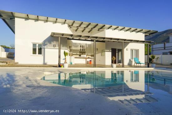 Moderno chalet, con piscina, zona de barbacoa y garaje en Urbanización cerca del pueblo - MALAGA