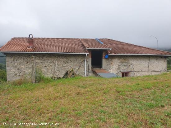 CASA CON 10000M2  DE TERRENO - BURGOS