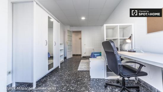 Gran salón con calefacción en piso de 5 habitaciones, Extramurs - Mujeres - VALENCIA