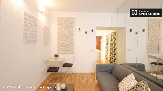 Elegante apartamento de 1 dormitorio con balcón en alquiler en Almagro - MADRID