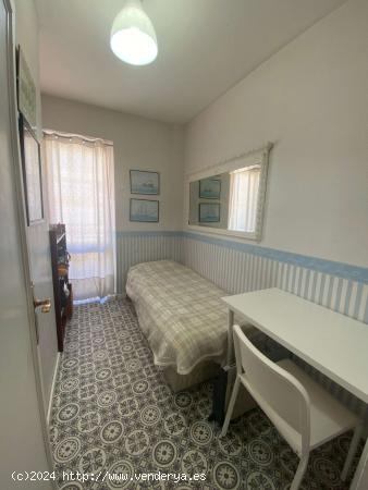  Se alquila habitación en apartamento de 2 dormitorios en Barcelona - BARCELONA 