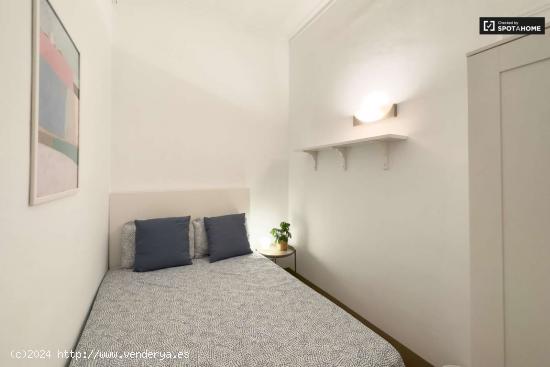  Se alquila habitación en piso de 6 habitaciones en Barcelona - BARCELONA 