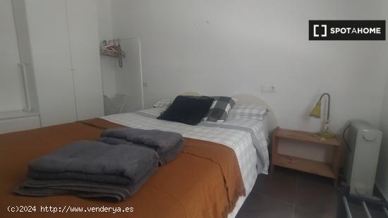 Se alquila habitación en apartamento de 2 habitaciones en Málaga - MALAGA