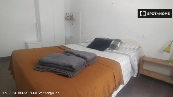 Se alquila habitación en apartamento de 2 habitaciones en Málaga - MALAGA