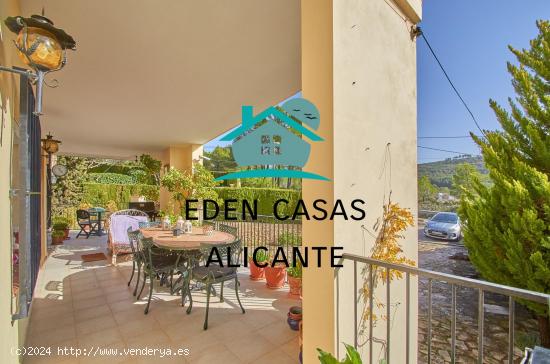 Chalet Independiente Con 4 Dormitorios y 2 Baños, piscina, jardín y trastero en Torremanzanas Alic