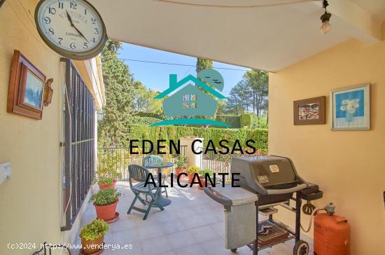 Chalet Independiente Con 4 Dormitorios y 2 Baños, piscina, jardín y trastero en Torremanzanas Alic