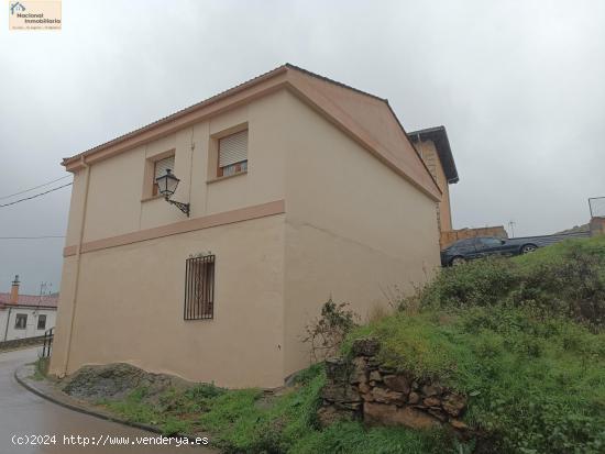 Casa amplia con patio en la entrada - SORIA