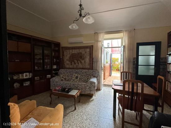 Casa en el centro de Mérida con 5 habitaciones, 2 baños y patio - BADAJOZ